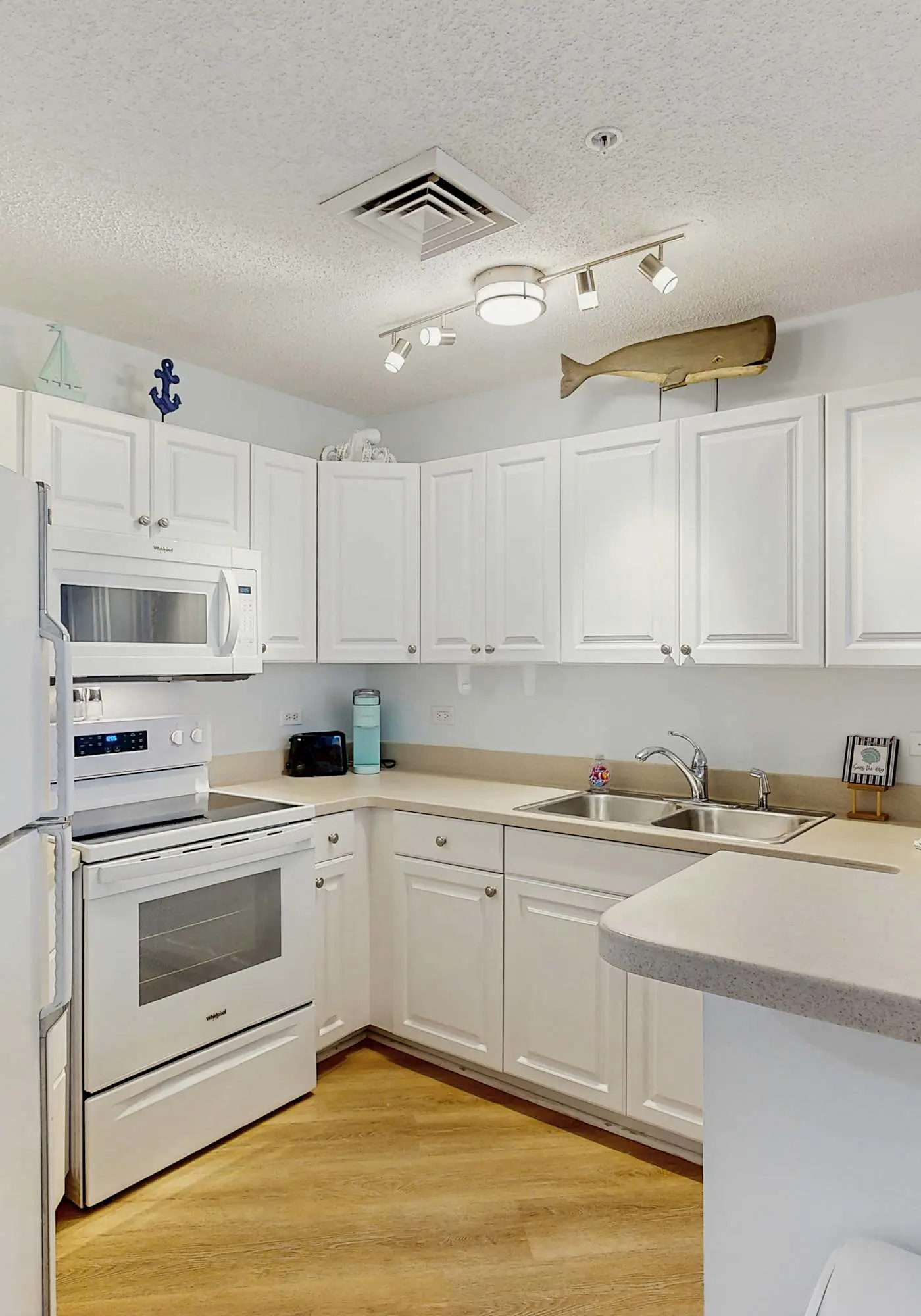 Oceanfront condo with pools, hot tubs, fitness room, & central AC