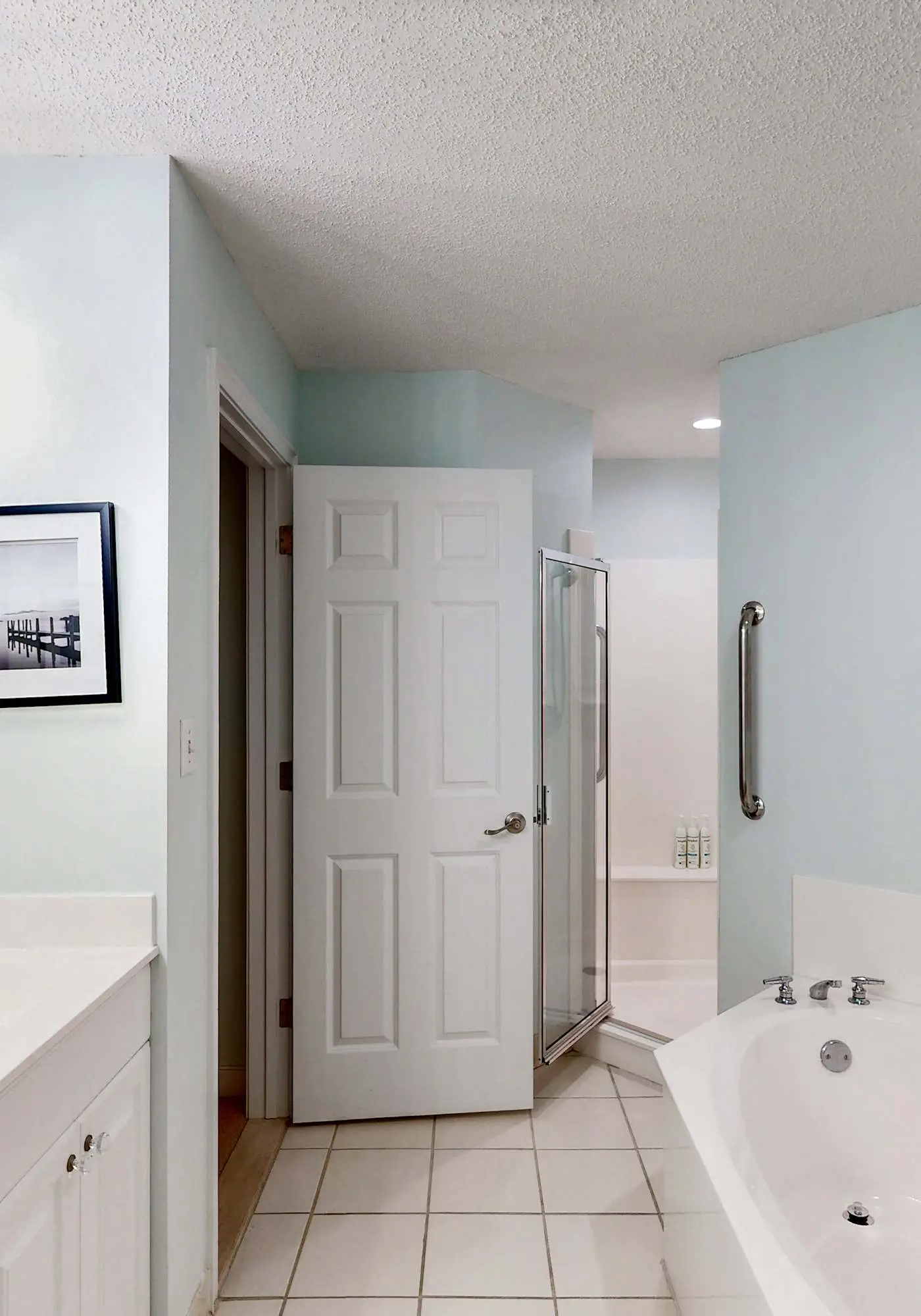 Oceanfront condo with pools, hot tubs, fitness room, & central AC