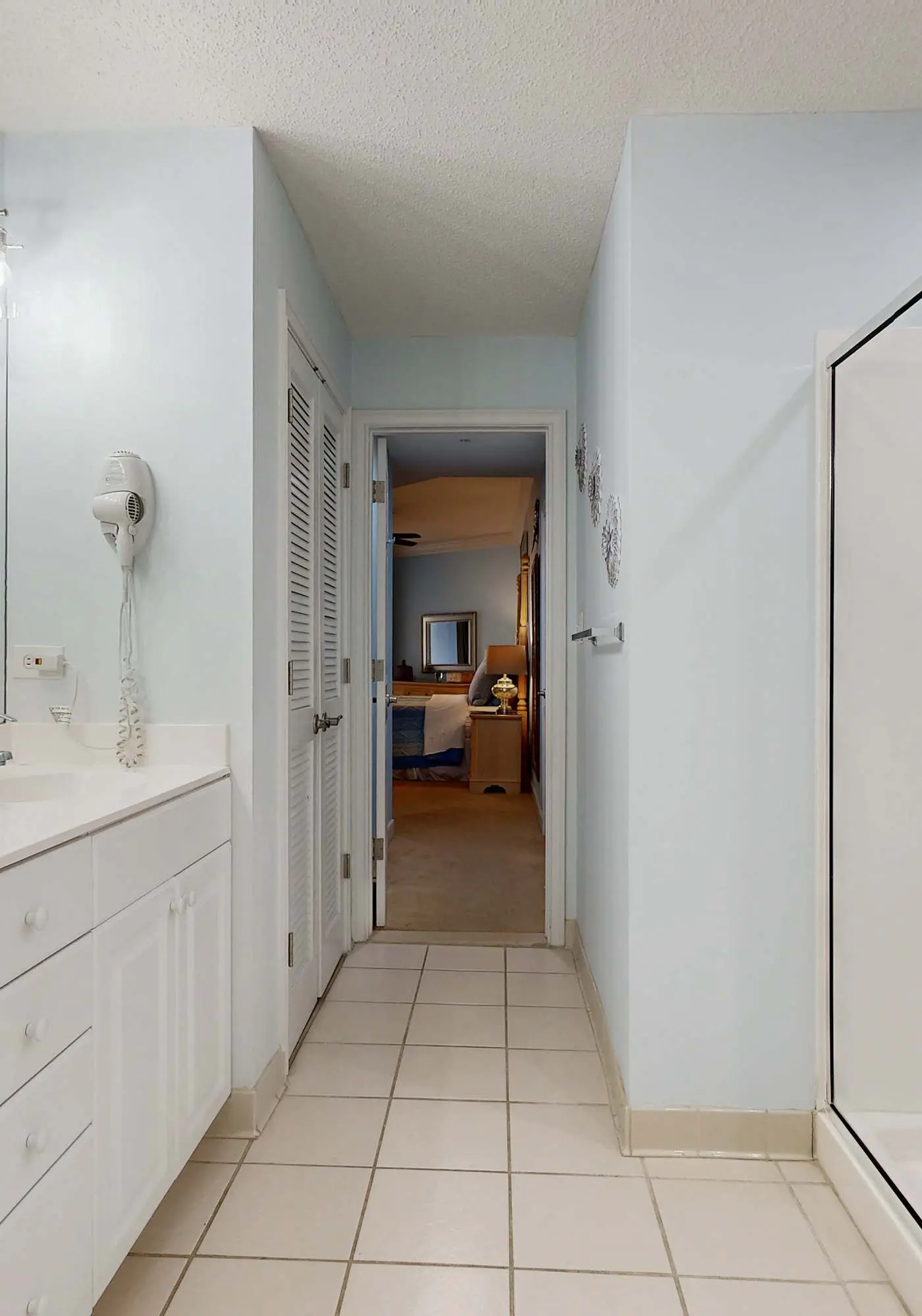 Oceanfront condo with pools, hot tubs, fitness room, & central AC