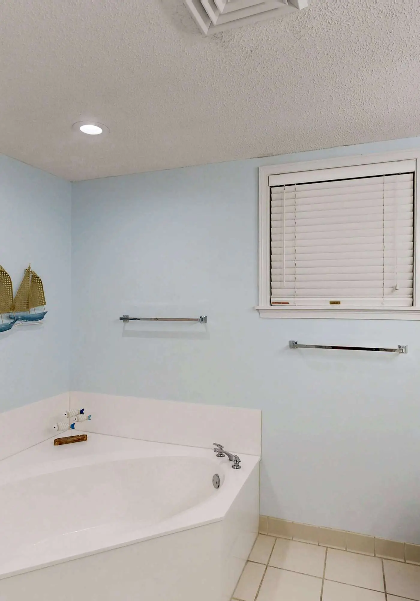 Oceanfront condo with pools, hot tubs, fitness room, & central AC