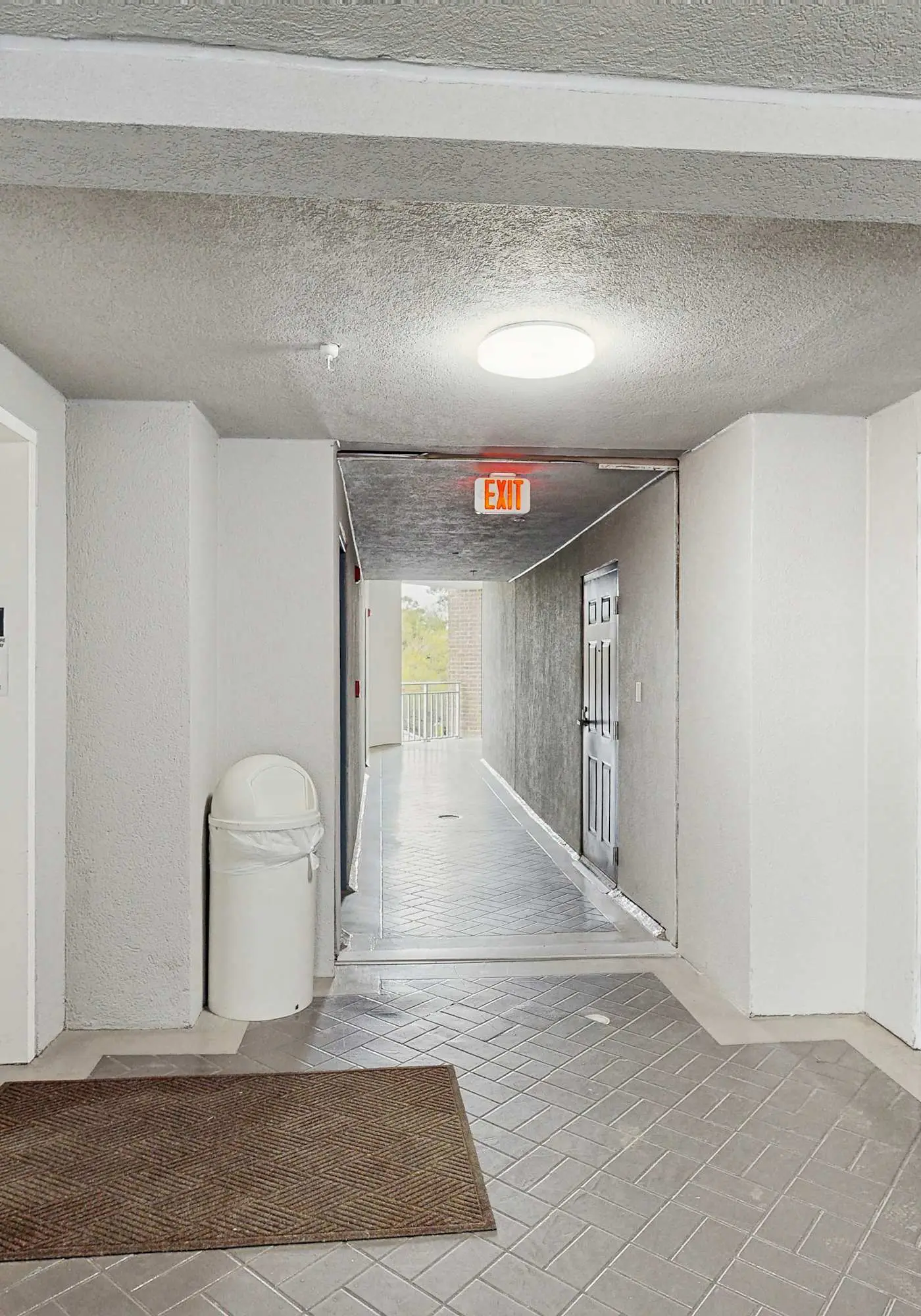 Oceanfront condo with pools, hot tubs, fitness room, & central AC