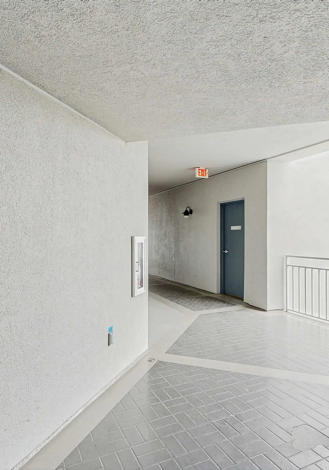 Oceanfront condo with pools, hot tubs, fitness room, & central AC