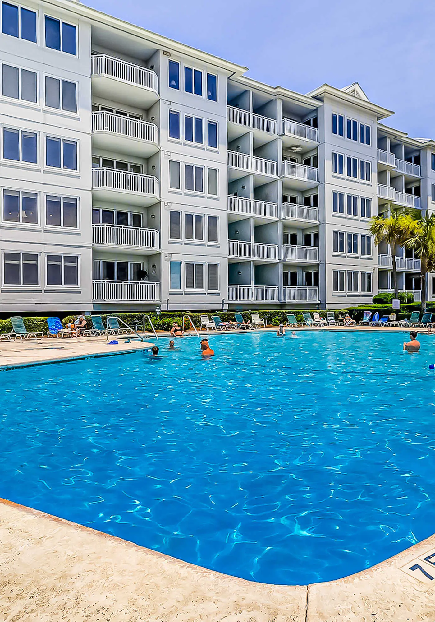 Oceanfront condo with pools, hot tubs, fitness room, & central AC