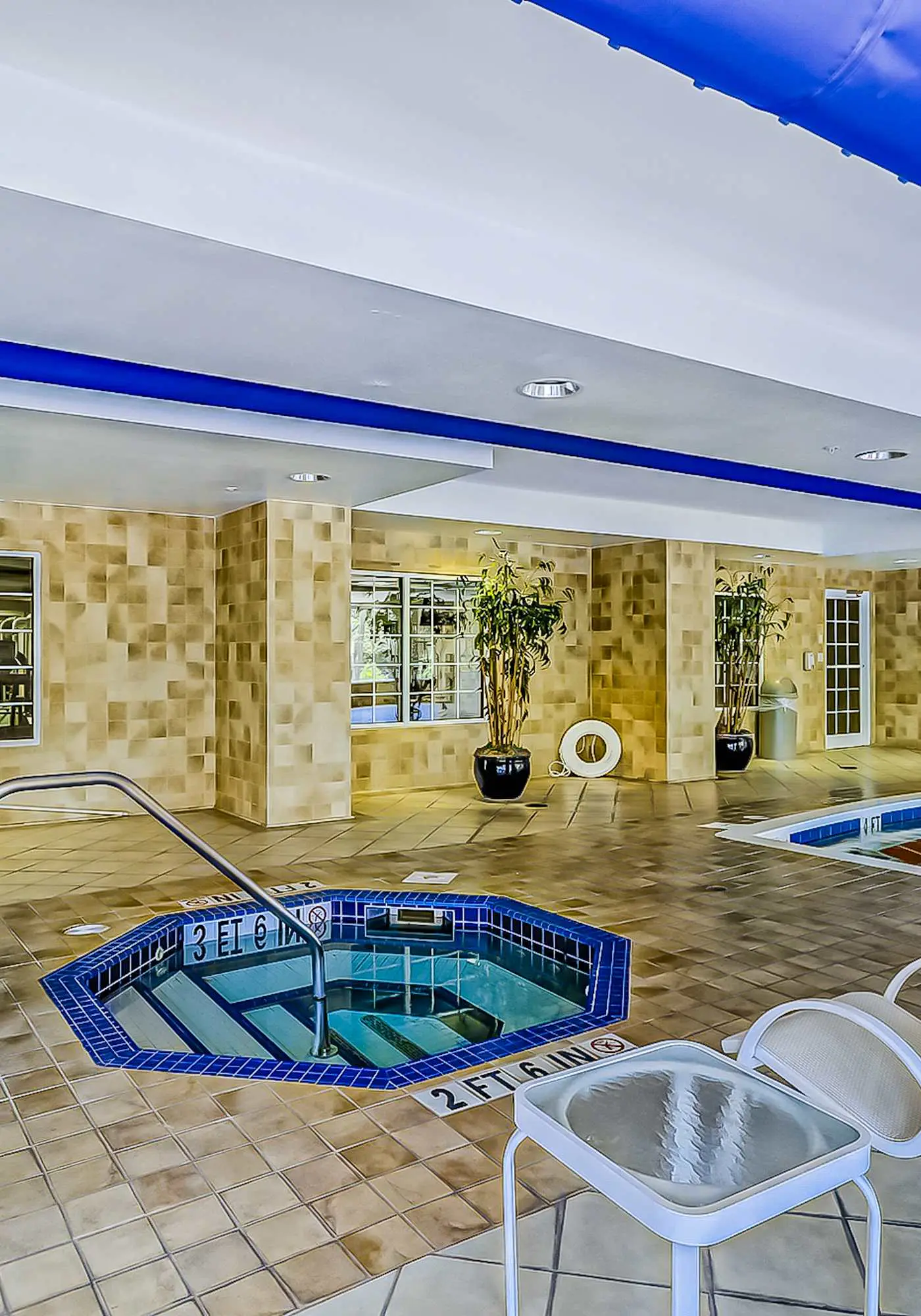 Oceanfront condo with pools, hot tubs, fitness room, & central AC