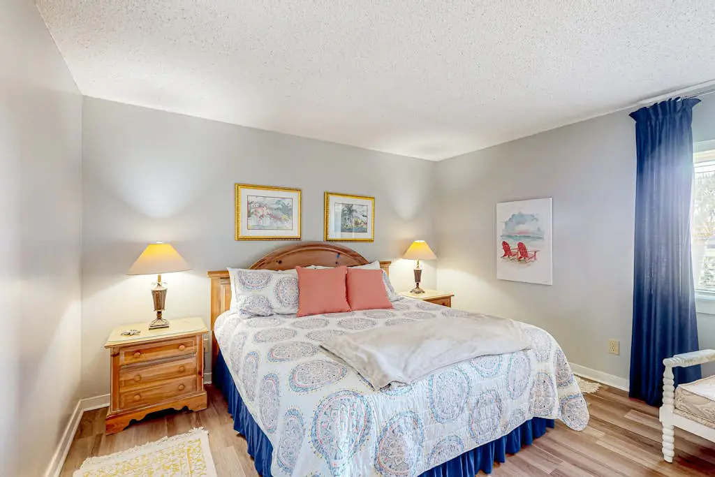 Coastal resort-style villa with pool, golf, & balcony - W/D, AC, & dog-friendly