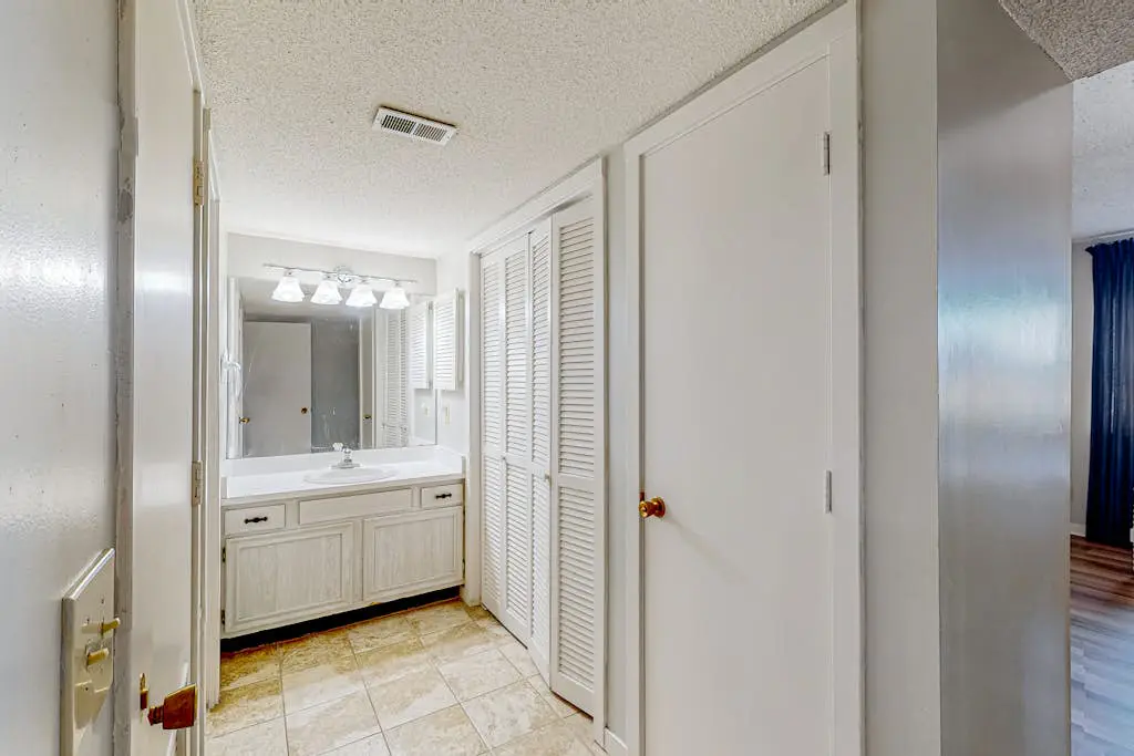 Coastal resort-style villa with pool, golf, & balcony - W/D, AC, & dog-friendly
