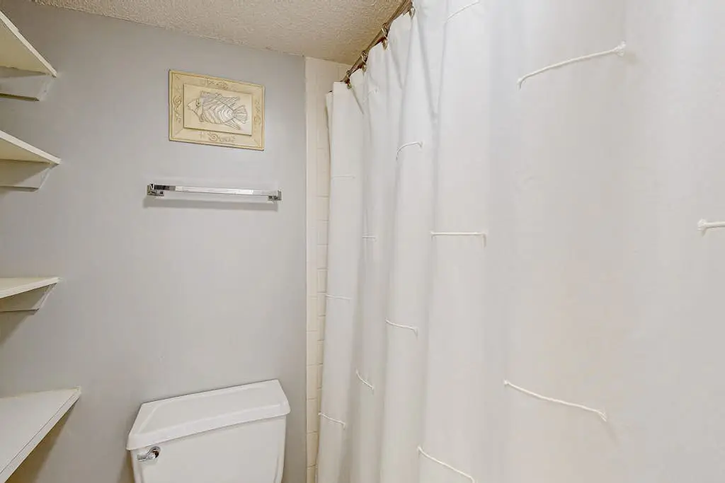 Coastal resort-style villa with pool, golf, & balcony - W/D, AC, & dog-friendly