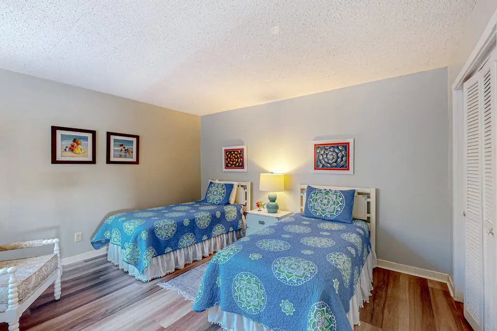 Coastal resort-style villa with pool, golf, & balcony - W/D, AC, & dog-friendly