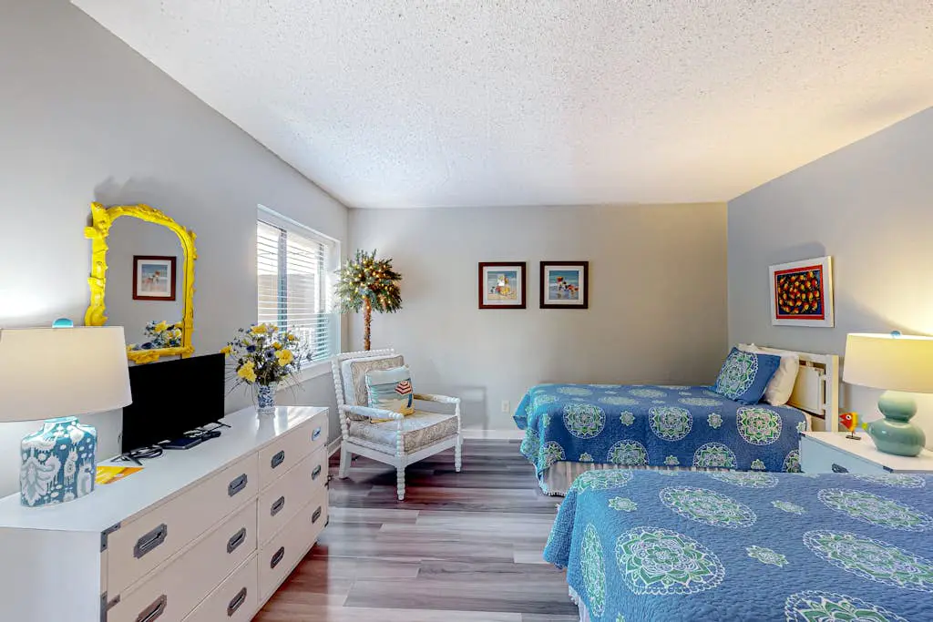 Coastal resort-style villa with pool, golf, & balcony - W/D, AC, & dog-friendly