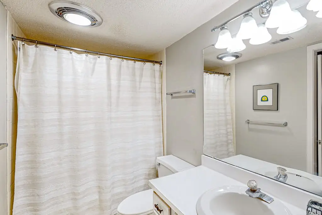 Coastal resort-style villa with pool, golf, & balcony - W/D, AC, & dog-friendly