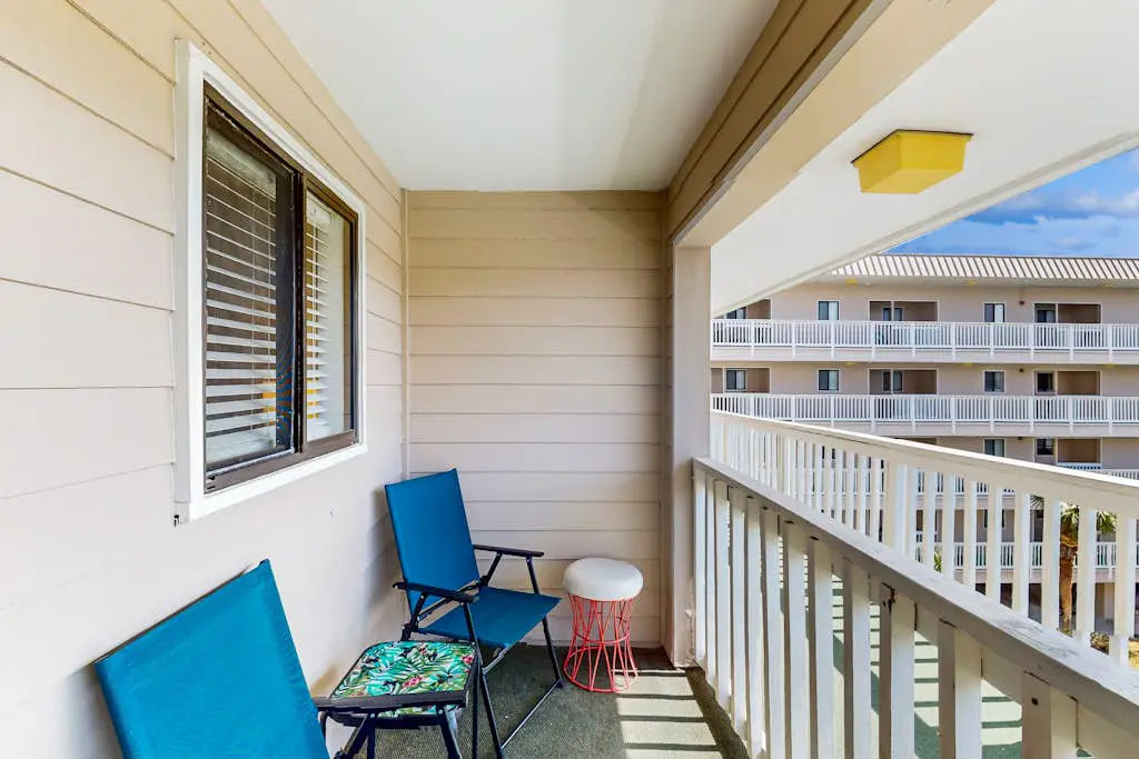Updated Villa with beach access, amazing pools, fitness room, & tennis courts