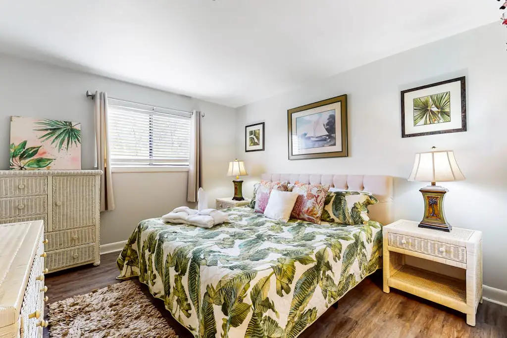 Updated Villa with beach access, amazing pools, fitness room, & tennis courts
