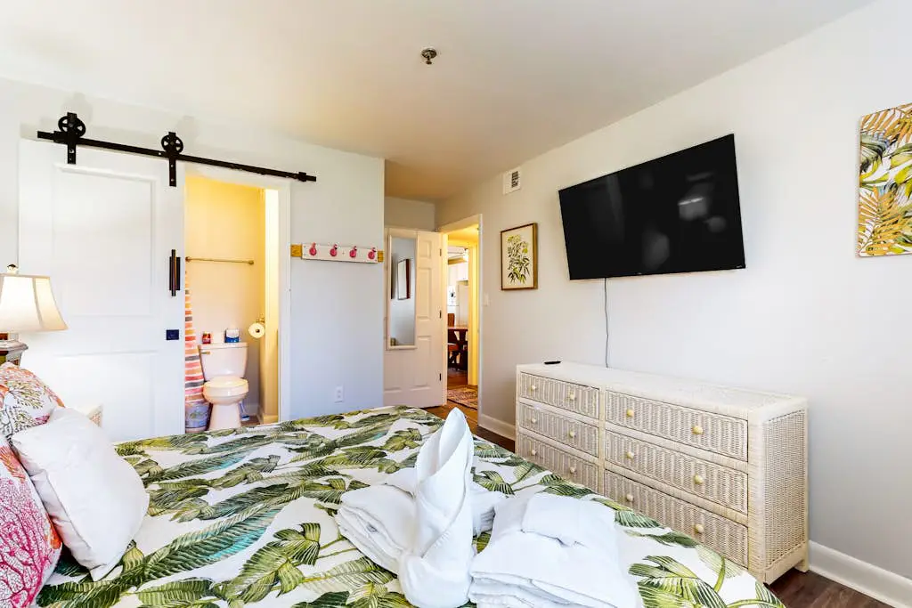 Updated Villa with beach access, amazing pools, fitness room, & tennis courts