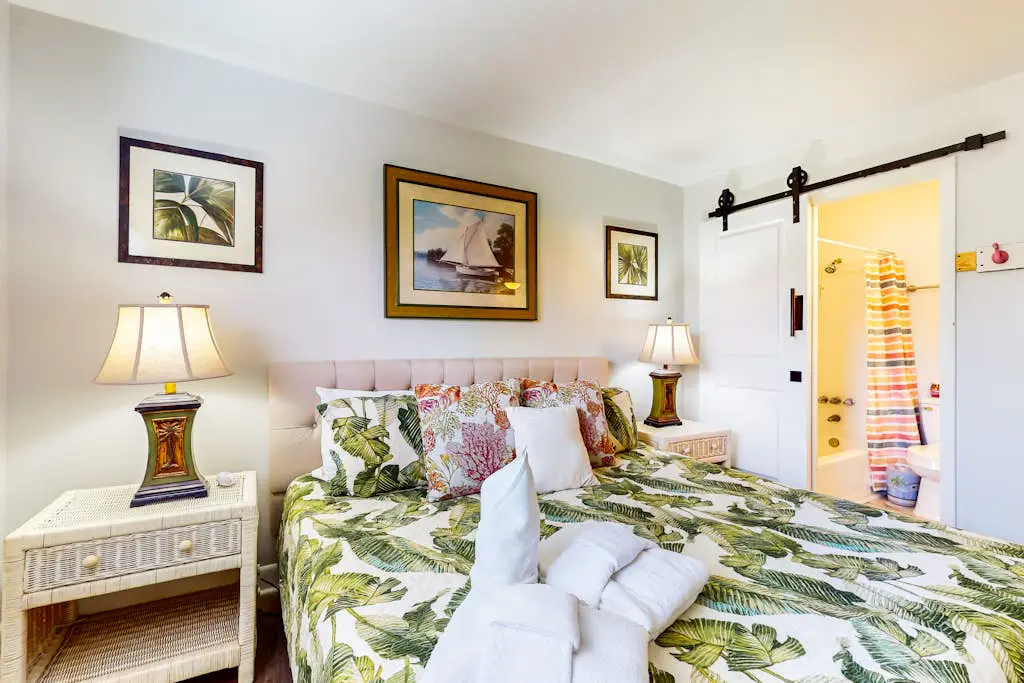 Updated Villa with beach access, amazing pools, fitness room, & tennis courts