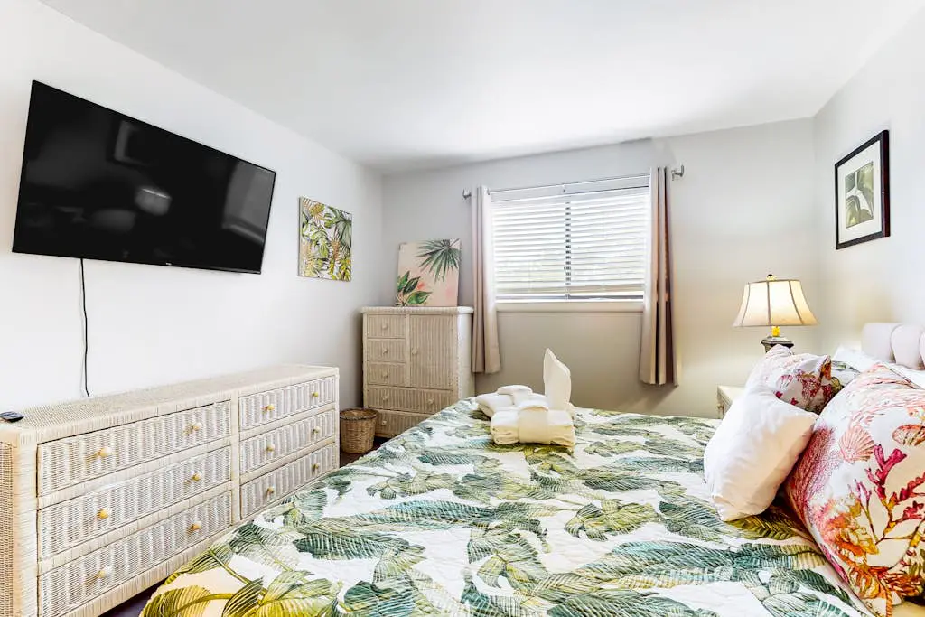 Updated Villa with beach access, amazing pools, fitness room, & tennis courts