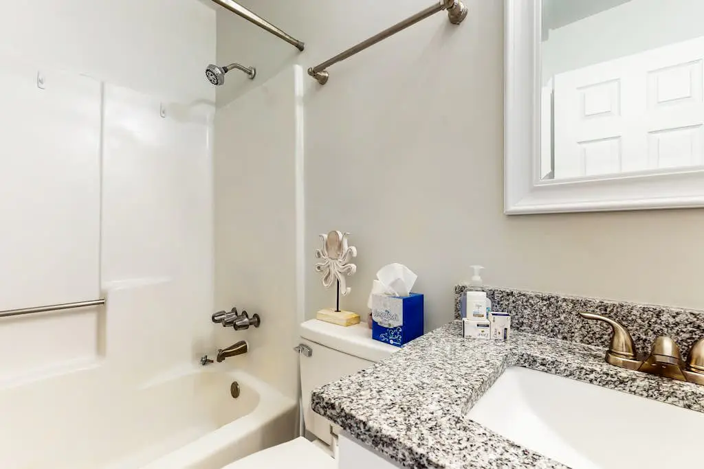 Updated Villa with beach access, amazing pools, fitness room, & tennis courts