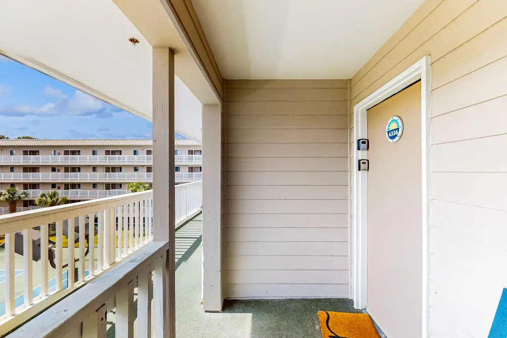 Updated Villa with beach access, amazing pools, fitness room, & tennis courts