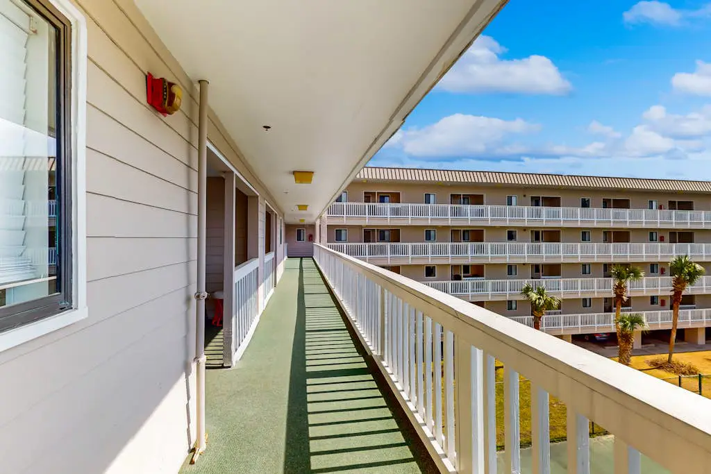 Updated Villa with beach access, amazing pools, fitness room, & tennis courts