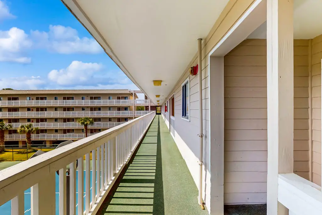 Updated Villa with beach access, amazing pools, fitness room, & tennis courts