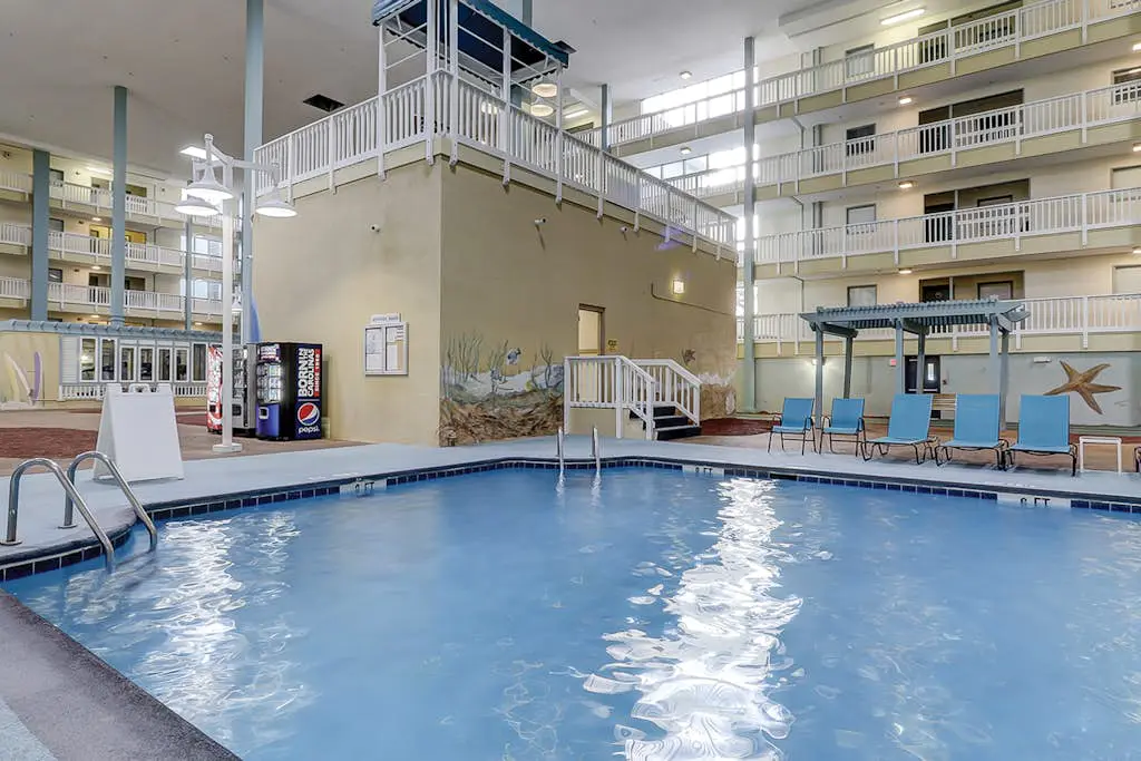 Updated Villa with beach access, amazing pools, fitness room, & tennis courts