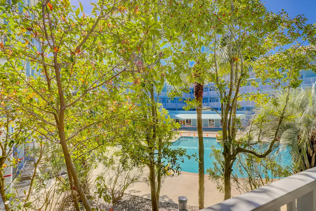 Updated Villa with beach access, amazing pools, fitness room, & tennis courts