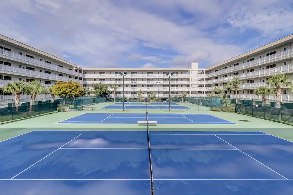 Updated Villa with beach access, amazing pools, fitness room, & tennis courts
