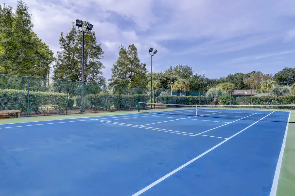 Updated Villa with beach access, amazing pools, fitness room, & tennis courts