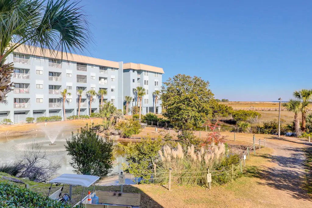 Updated Villa with beach access, amazing pools, fitness room, & tennis courts