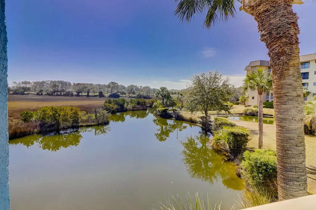 Updated Villa with beach access, amazing pools, fitness room, & tennis courts