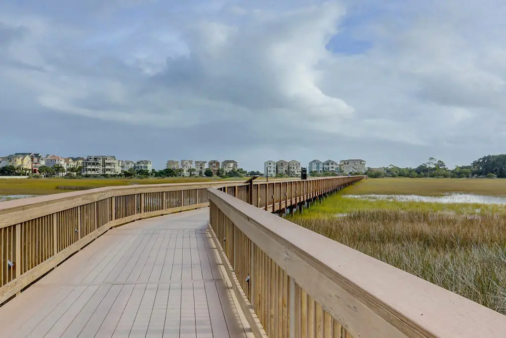 Updated Villa with beach access, amazing pools, fitness room, & tennis courts