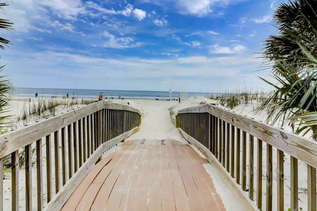Updated Villa with beach access, amazing pools, fitness room, & tennis courts