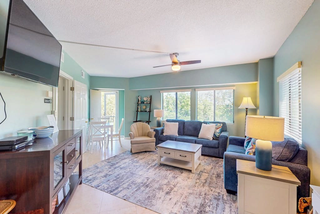 Charming condo near the beach with outdoor pool, tennis courts, balcony, W/D, AC