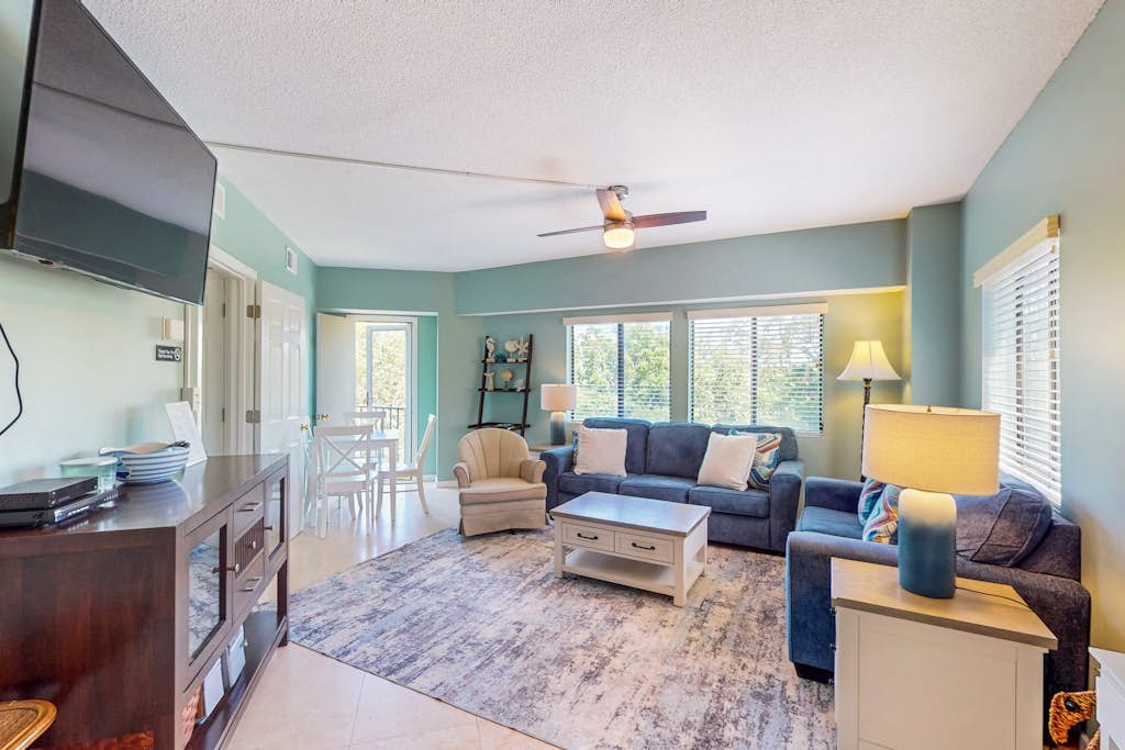 Charming condo near the beach with outdoor pool, tennis courts, balcony, W/D, AC
