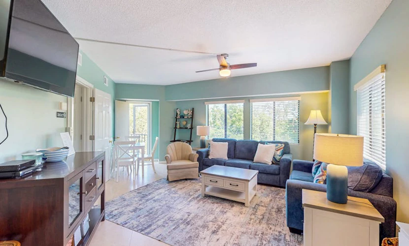 Charming condo near the beach with outdoor pool, tennis courts, balcony, W/D, AC