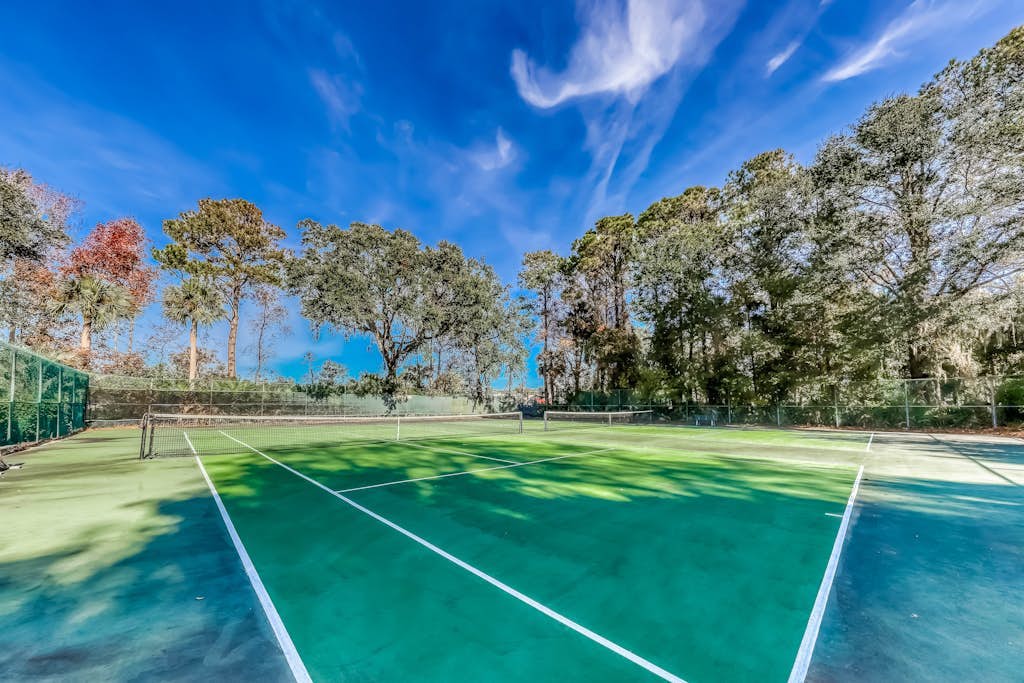 Charming condo near the beach with outdoor pool, tennis courts, balcony, W/D, AC