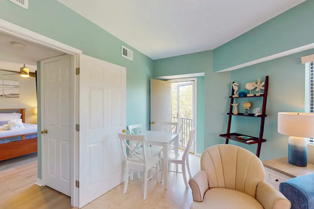 Charming condo near the beach with outdoor pool, tennis courts, balcony, W/D, AC