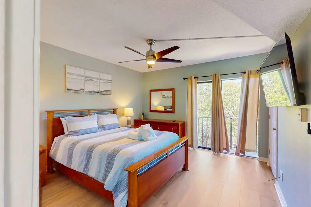Charming condo near the beach with outdoor pool, tennis courts, balcony, W/D, AC