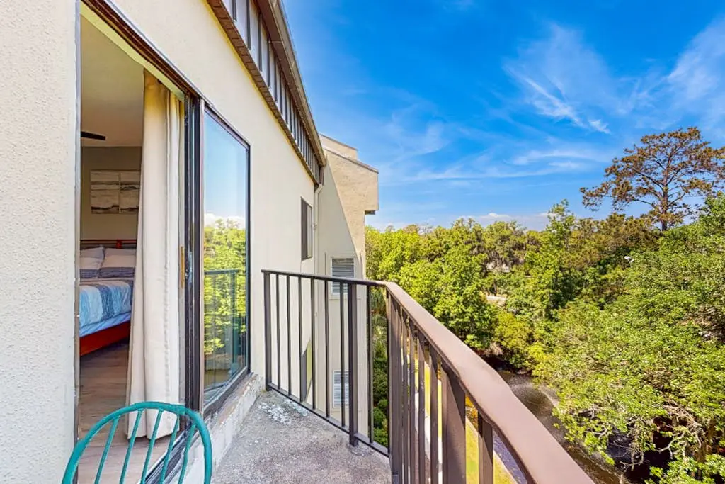 Charming condo near the beach with outdoor pool, tennis courts, balcony, W/D, AC