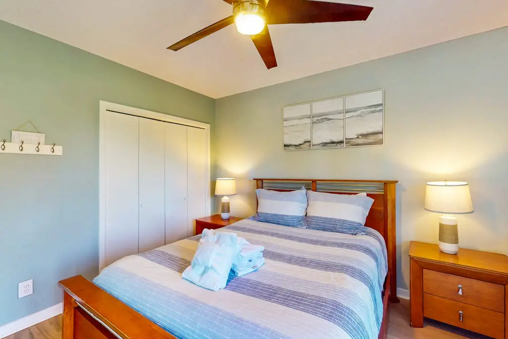 Charming condo near the beach with outdoor pool, tennis courts, balcony, W/D, AC