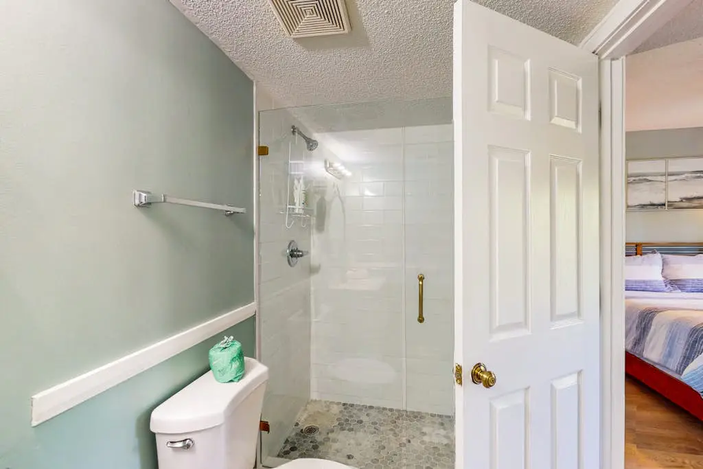 Charming condo near the beach with outdoor pool, tennis courts, balcony, W/D, AC