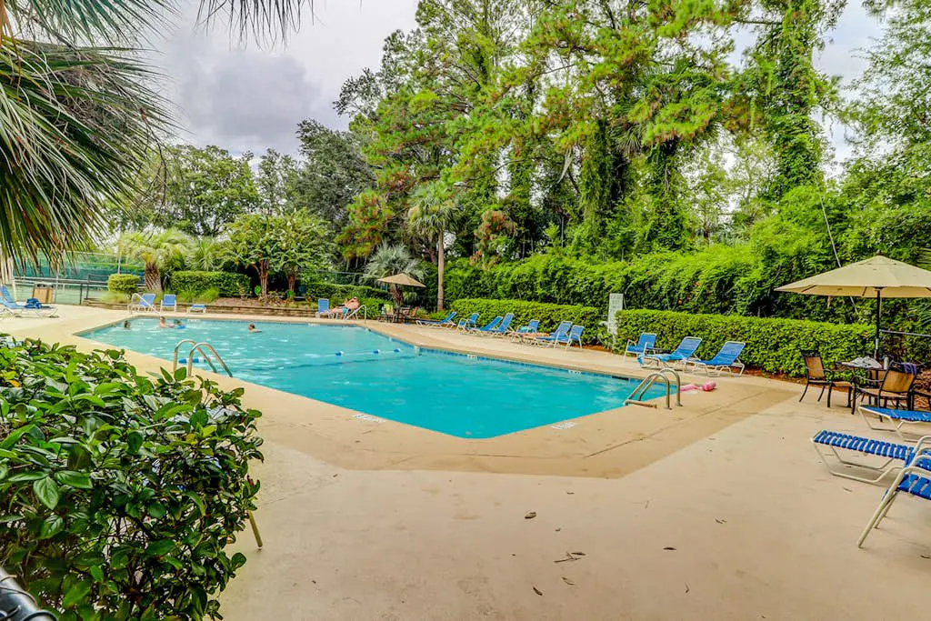 Charming condo near the beach with outdoor pool, tennis courts, balcony, W/D, AC