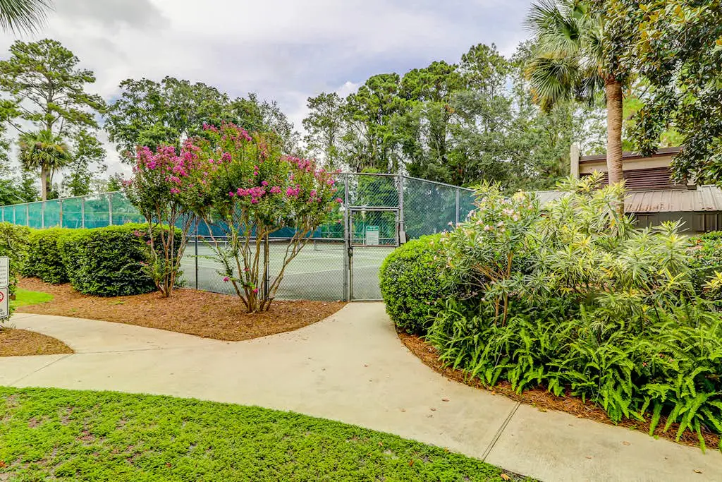 Charming condo near the beach with outdoor pool, tennis courts, balcony, W/D, AC