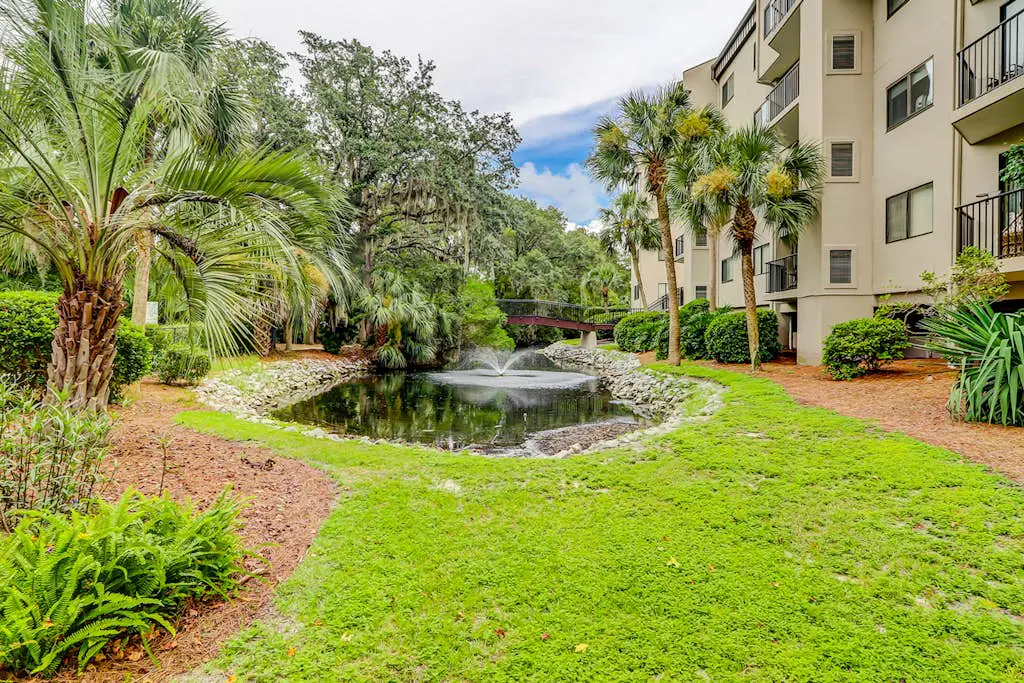 Charming condo near the beach with outdoor pool, tennis courts, balcony, W/D, AC