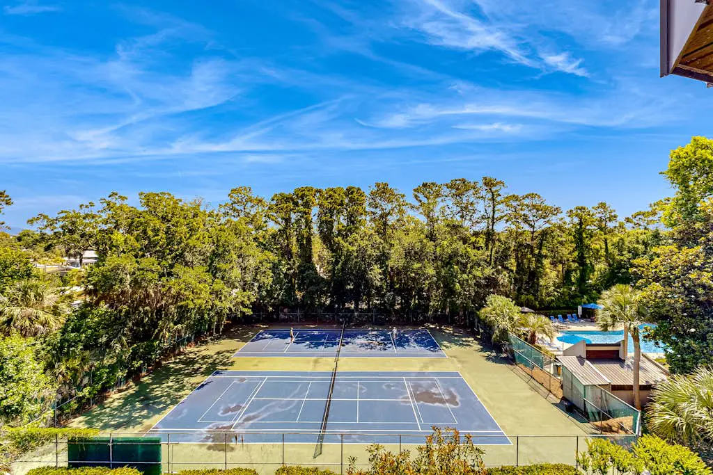 Charming condo near the beach with outdoor pool, tennis courts, balcony, W/D, AC