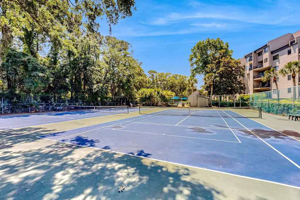 Charming condo near the beach with outdoor pool, tennis courts, balcony, W/D, AC