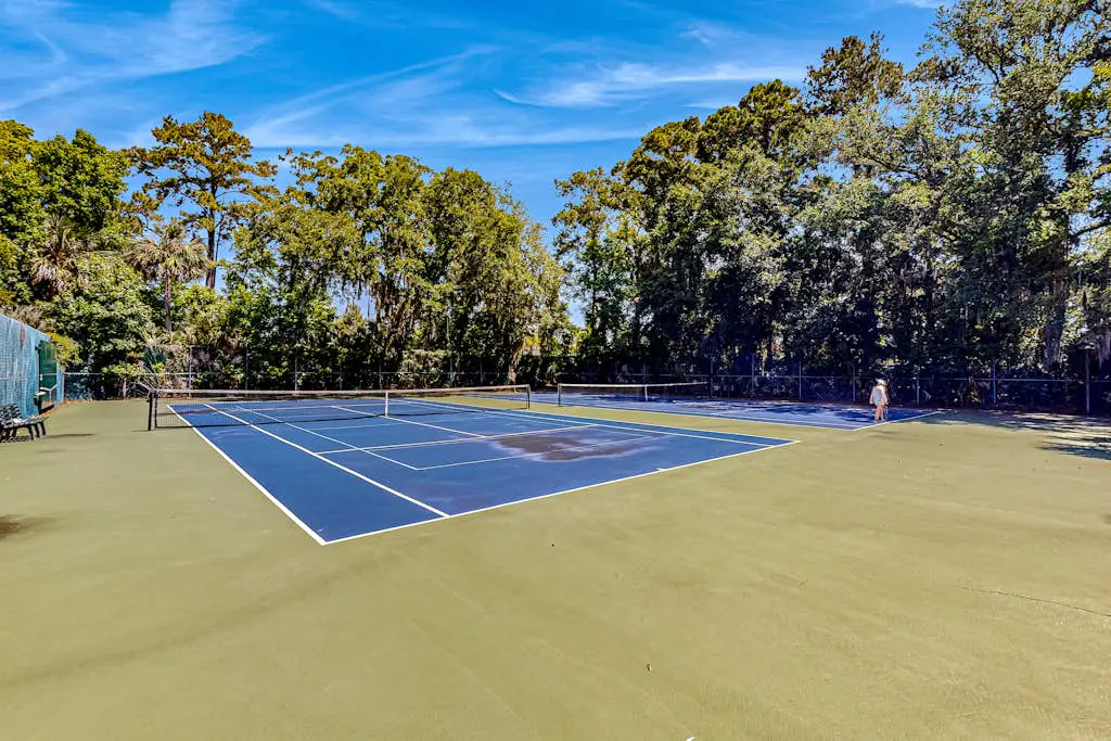 Charming condo near the beach with outdoor pool, tennis courts, balcony, W/D, AC