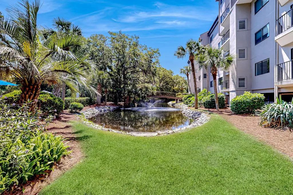 Charming condo near the beach with outdoor pool, tennis courts, balcony, W/D, AC
