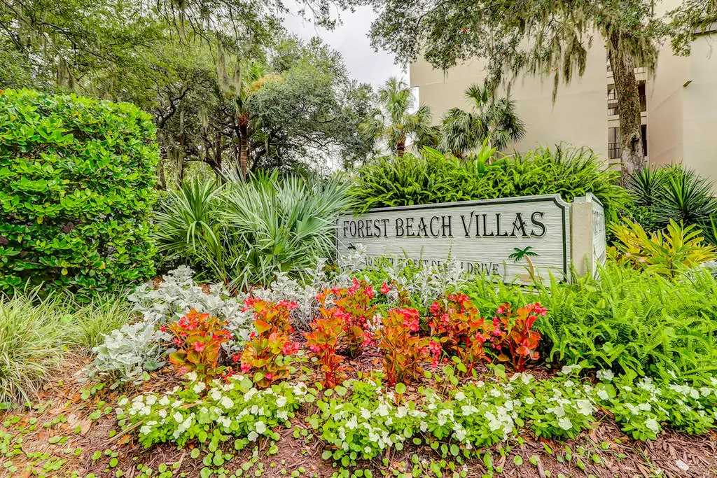 Charming condo near the beach with outdoor pool, tennis courts, balcony, W/D, AC