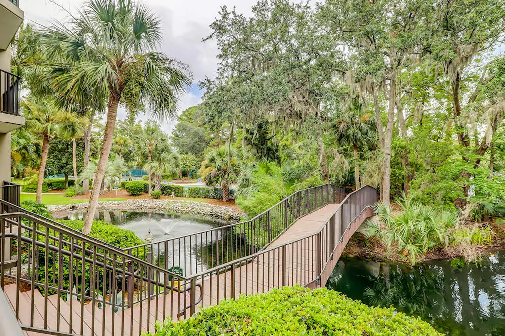 Charming condo near the beach with outdoor pool, tennis courts, balcony, W/D, AC