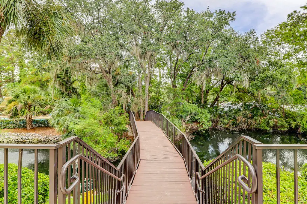 Charming condo near the beach with outdoor pool, tennis courts, balcony, W/D, AC